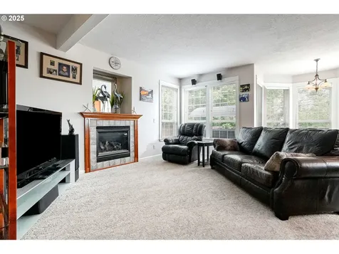 1401 Ranier Loop NW Salem OR 97304