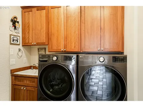 1401 Ranier Loop NW Salem OR 97304