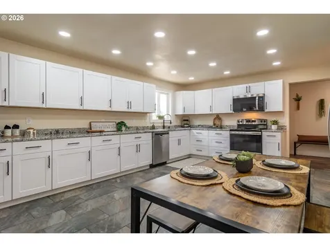765 W Rainbow Street Roseburg OR 97471