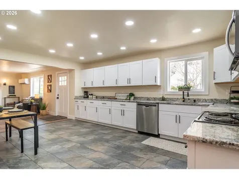 765 W Rainbow Street Roseburg OR 97471