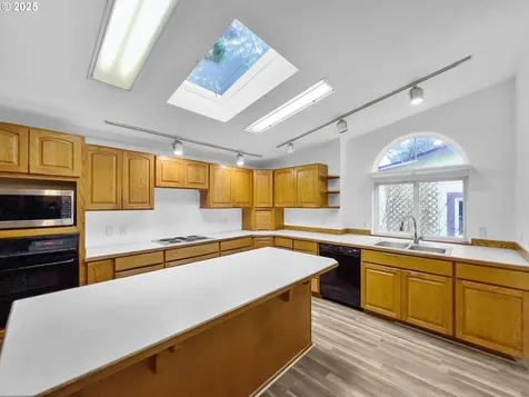 100 Seagrove Loop Lincoln City OR 97367