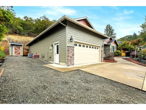 1744 NE Shale Court Roseburg OR 97470