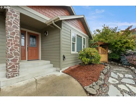 1744 NE Shale Court Roseburg OR 97470