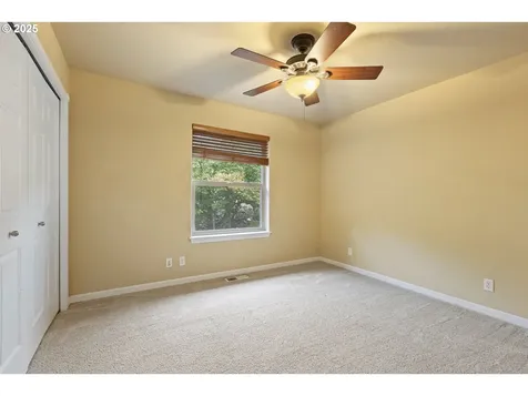 1744 NE Shale Court Roseburg OR 97470