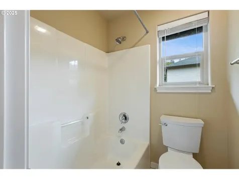 1744 NE Shale Court Roseburg OR 97470