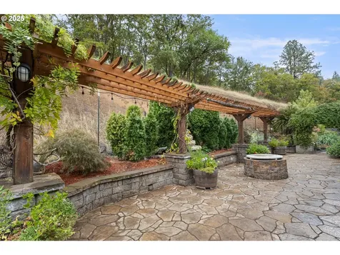 1744 NE Shale Court Roseburg OR 97470