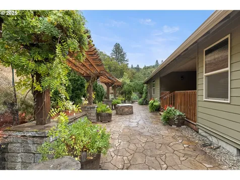 1744 NE Shale Court Roseburg OR 97470