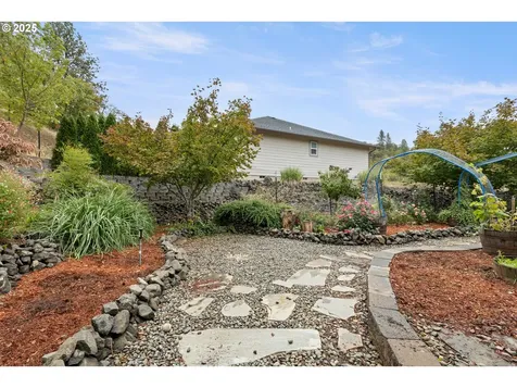 1744 NE Shale Court Roseburg OR 97470