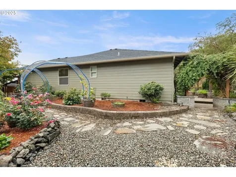 1744 NE Shale Court Roseburg OR 97470