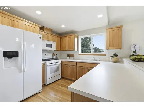 8702 NE Glisan Street Portland OR 97220