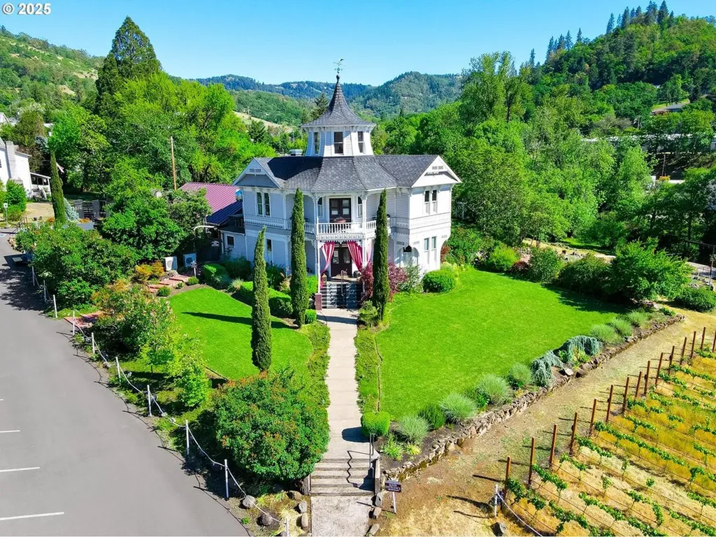 1772 SE Jackson Street Roseburg OR 97470