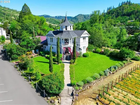 1772 SE Jackson Street Roseburg OR 97470