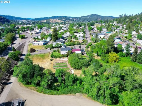1772 SE Jackson Street Roseburg OR 97470
