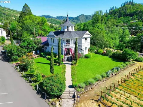 1772 SE Jackson Street Roseburg OR 97470