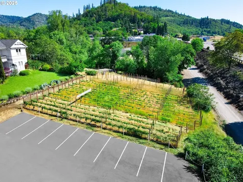 1772 SE Jackson Street Roseburg OR 97470