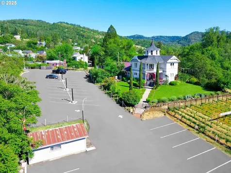 1772 SE Jackson Street Roseburg OR 97470
