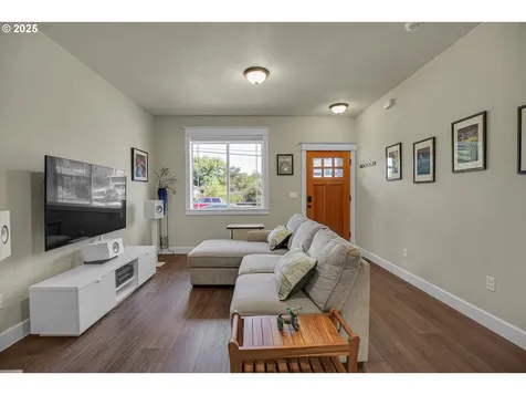 5826 SE Flavel Street Portland OR 97206