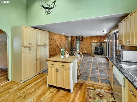 940 SW Main Avenue Mill City OR 97360