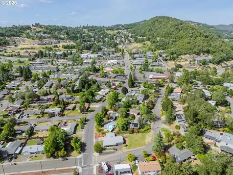 2025 NW Kline Street Roseburg OR 97471
