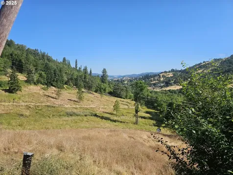 1896 SE Strong Avenue Roseburg OR 97470