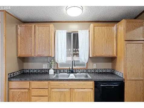 1800 Lakewood Court Eugene OR 97402