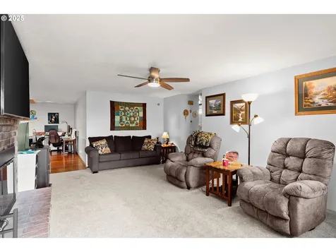 929 Chickadee Court NE Salem OR 97301