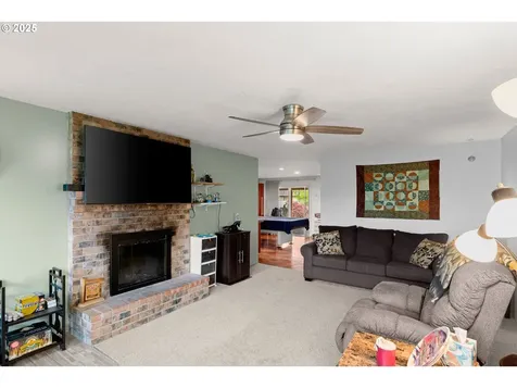 929 Chickadee Court NE Salem OR 97301