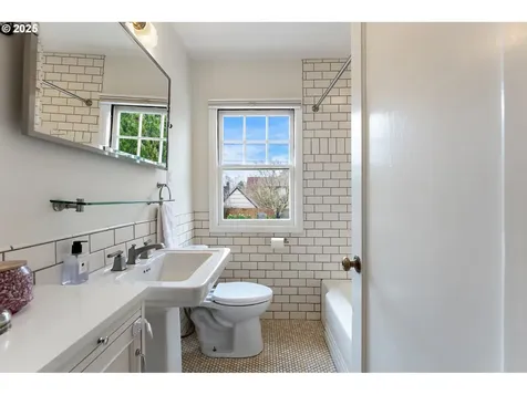 4456 NE Oregon Street Portland OR 97213