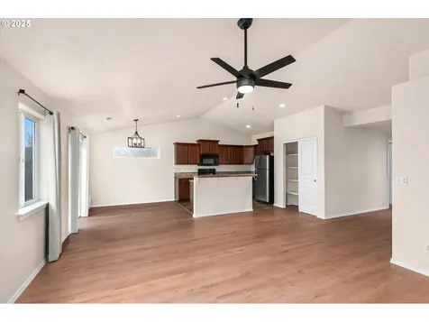 760 Erica Way Harrisburg OR 97446