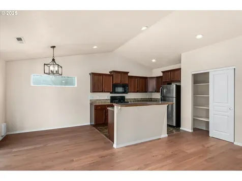 760 Erica Way Harrisburg OR 97446