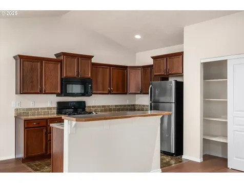 760 Erica Way Harrisburg OR 97446