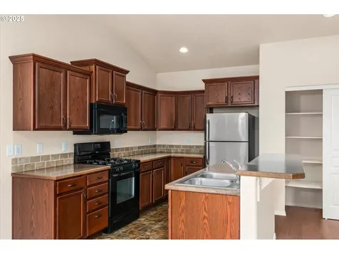 760 Erica Way Harrisburg OR 97446