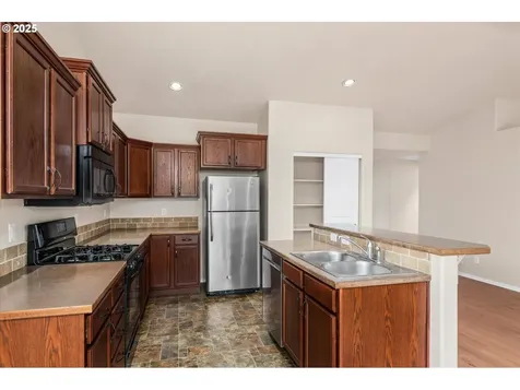 760 Erica Way Harrisburg OR 97446