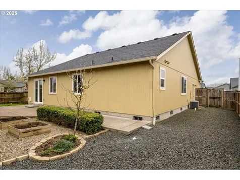760 Erica Way Harrisburg OR 97446