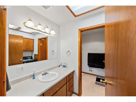 1986 Garfield Street North Bend OR 97459