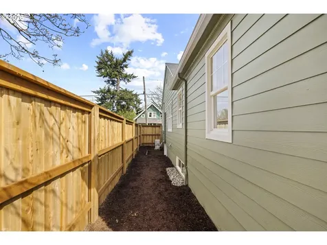1224 NE Roselawn Street Portland OR 97211