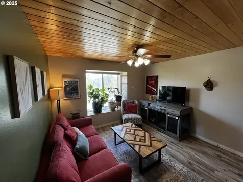 475 Burnham Avenue Maupin OR 97037