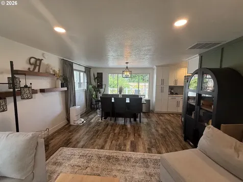 6974 Glacier Drive Springfield OR 97478