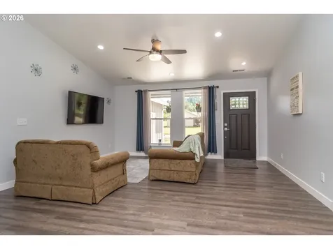 1927 W Duke Road Sutherlin OR 97479