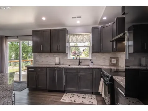 1927 W Duke Road Sutherlin OR 97479