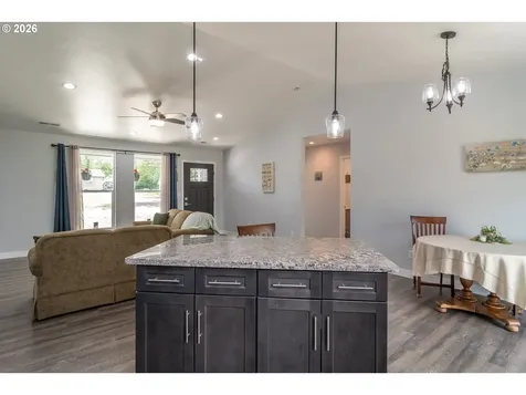 1927 W Duke Road Sutherlin OR 97479