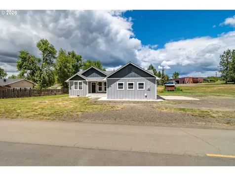 1927 W Duke Road Sutherlin OR 97479