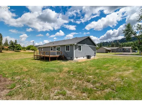 1927 W Duke Road Sutherlin OR 97479
