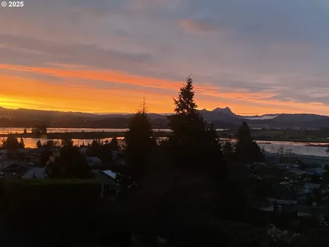 375 Mcclure Avenue Astoria OR 97103