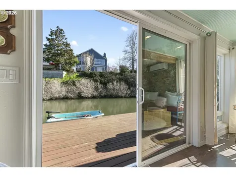 376 N Tomahawk Island Drive Portland OR 97217