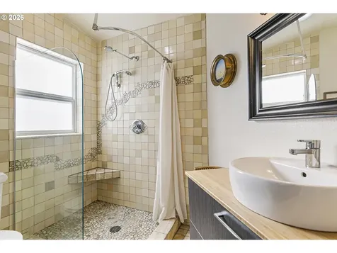 376 N Tomahawk Island Drive Portland OR 97217