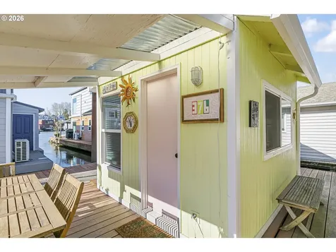 376 N Tomahawk Island Drive Portland OR 97217