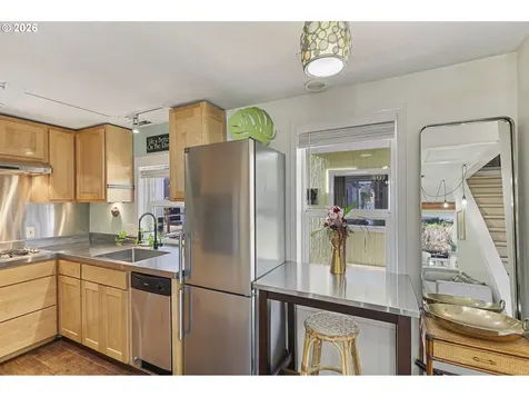 376 N Tomahawk Island Drive Portland OR 97217