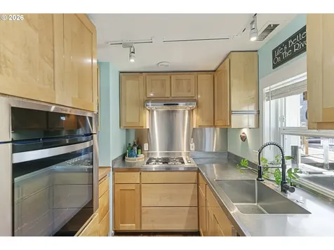 376 N Tomahawk Island Drive Portland OR 97217