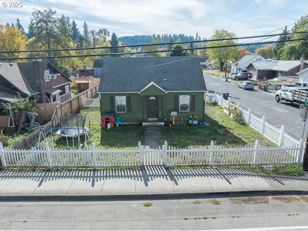 2303 Long Street Sweet Home OR 97386